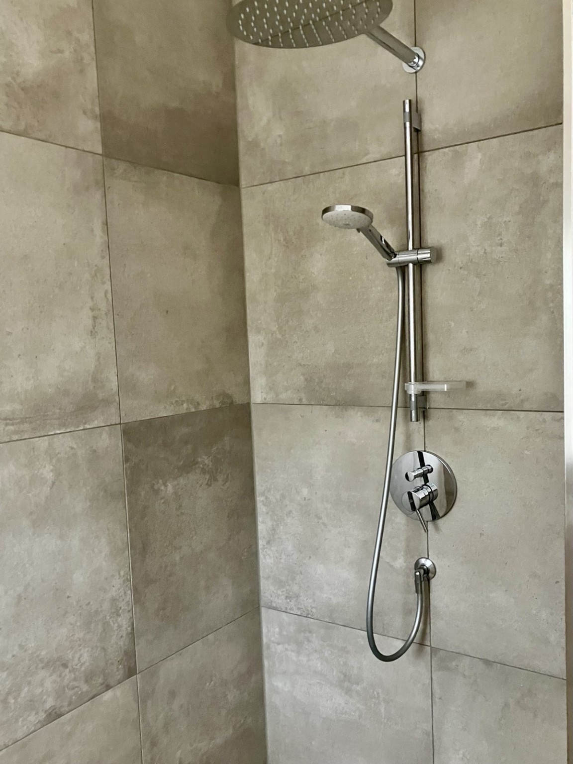 Zum Vergrößern anklicken Bodengleiche Dusche mit Regenbrause und Handbrause im Ferienhaus Obersfeld