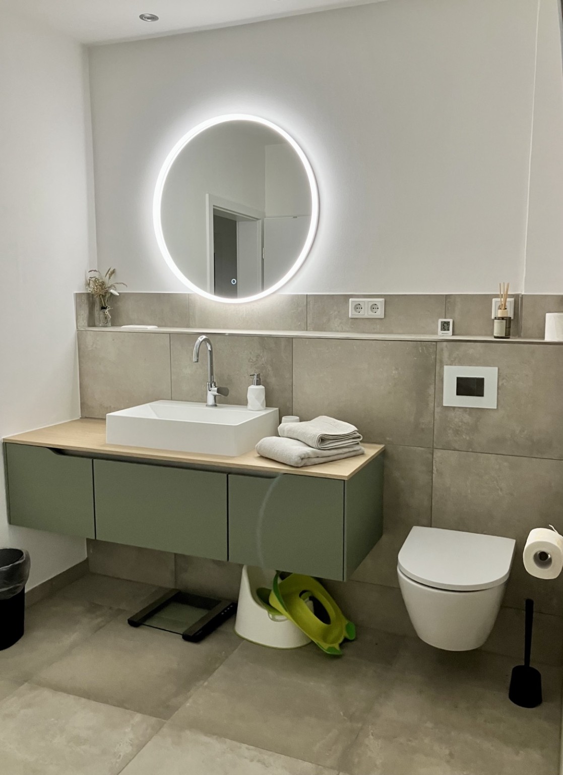 Zum Vergrößern anklicken Gesamtansicht des modernen Badezimmers im Ferienhaus Obersfeld