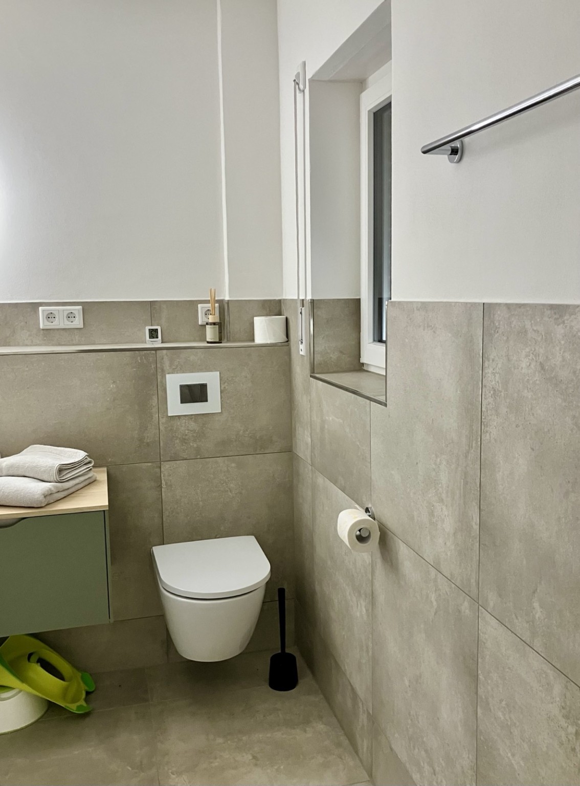 Zum Vergrößern anklicken WC und Fenster im modernen Badezimmer des Ferienhauses Obersfeld