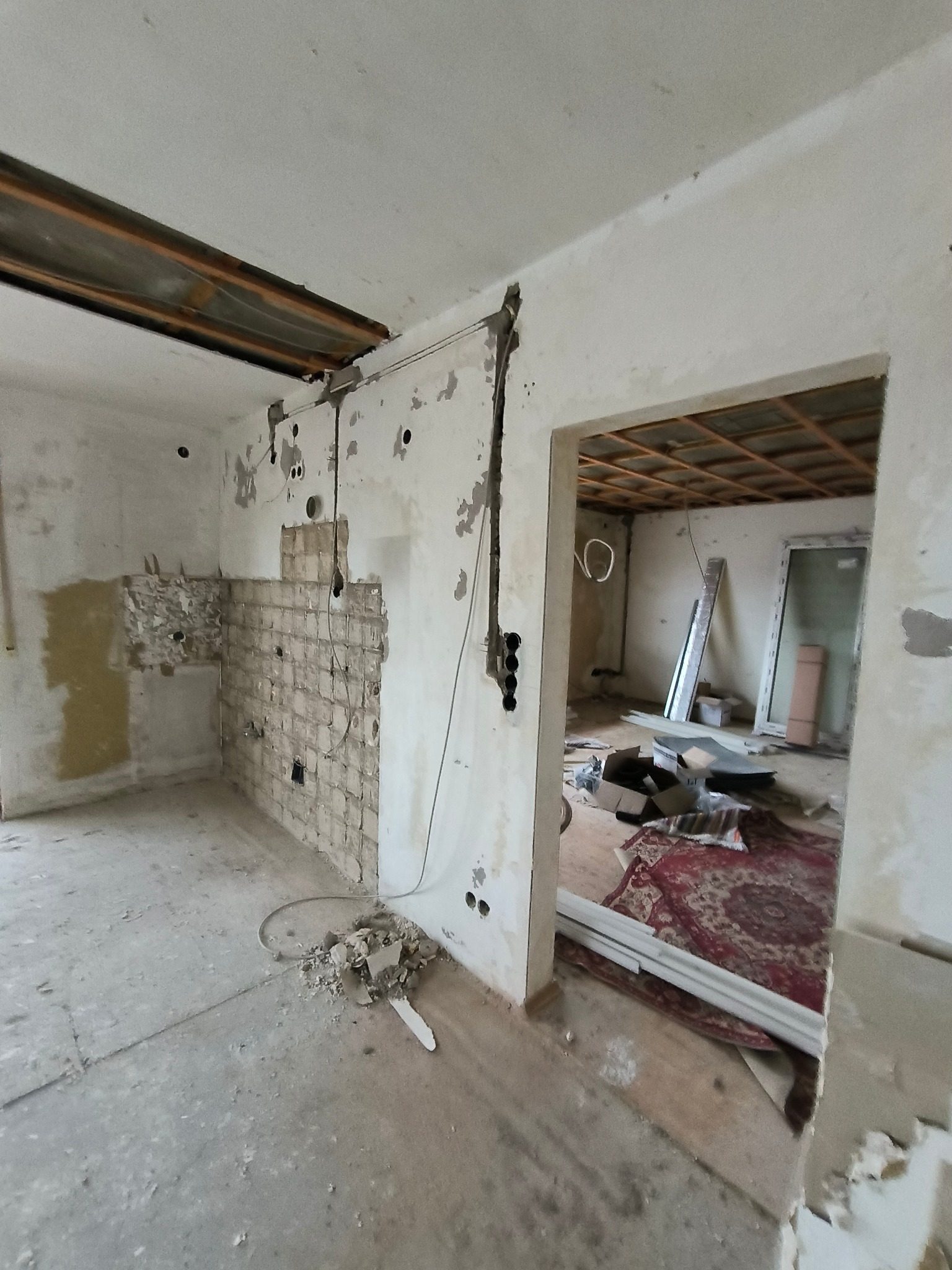 Rückbau der Küche: Fliesen, Fenster und Installationen entfernt