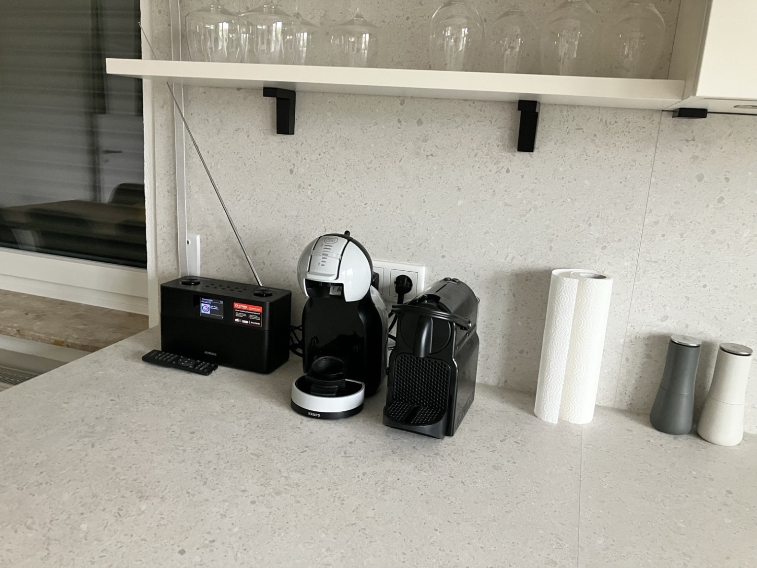 Zum Vergrößern anklicken Kaffeeecke mit Kaffeemaschinen und Radio in der Küche