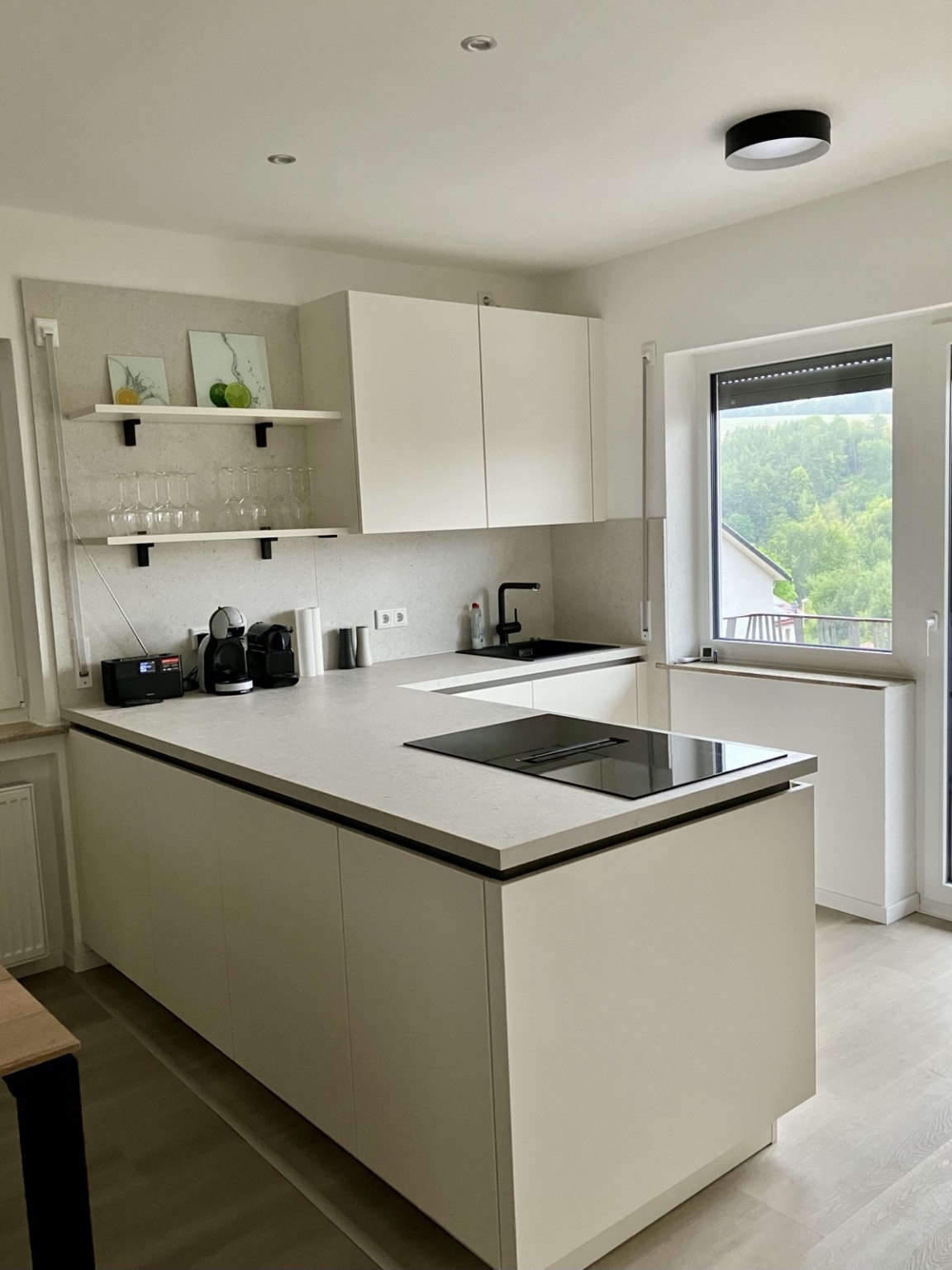 Zum Vergrößern anklicken Moderne offene Küche mit Kücheninsel, Kochfeld und viel Arbeitsfläche